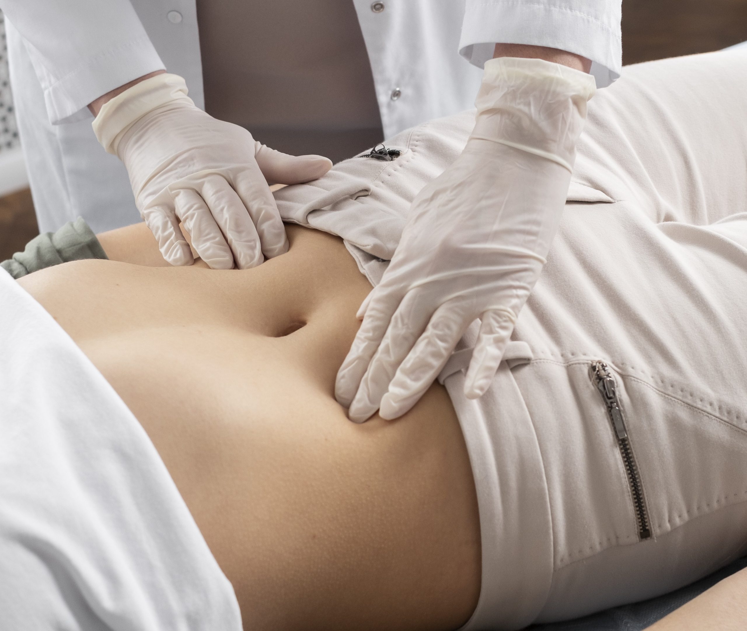 doctor-de-alto-angulo-revisando-paciente