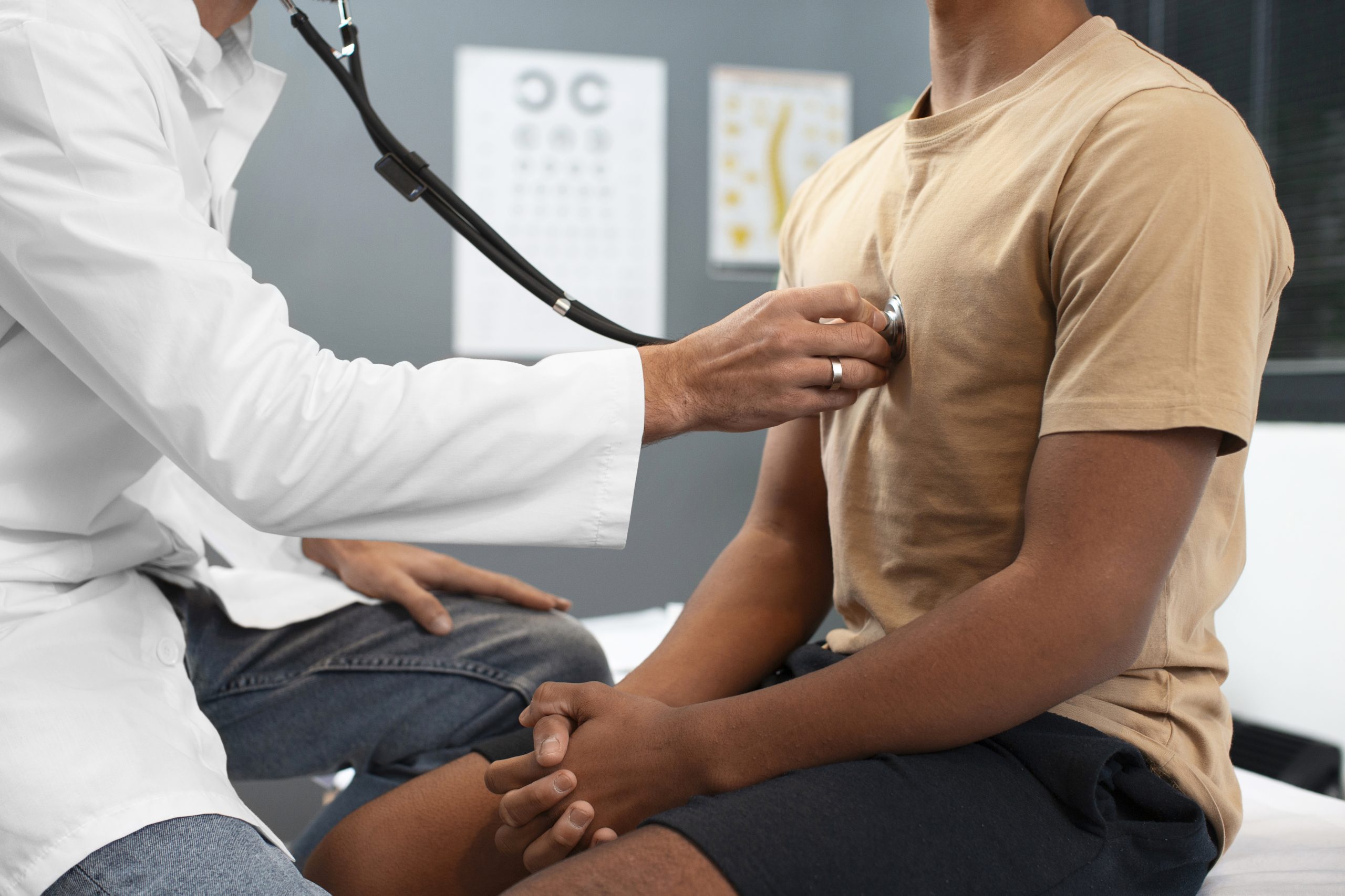el-medico-cuidando-un-nino-afroamericano