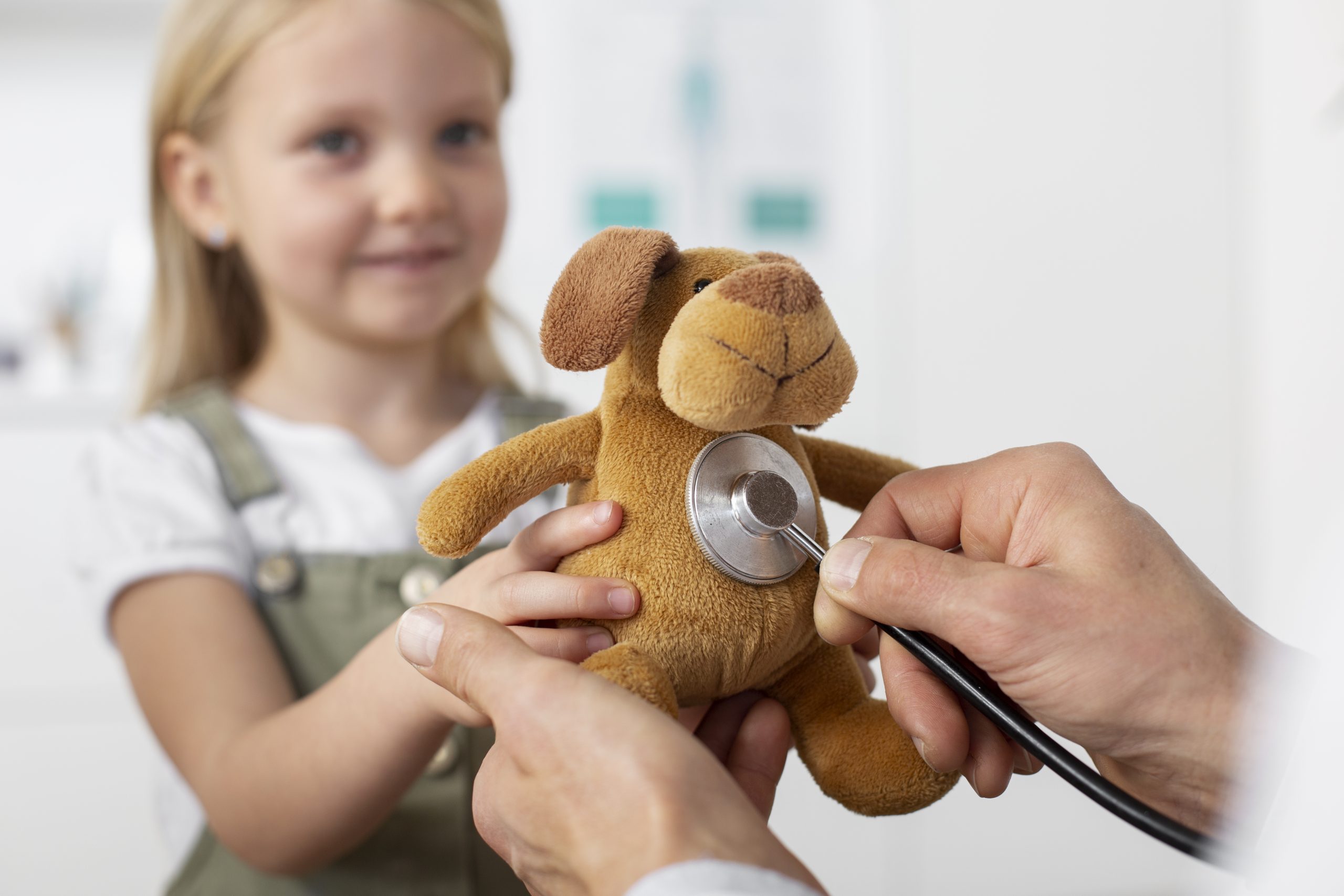 nina-en-el-pediatra-para-una-consulta-con-su-medico